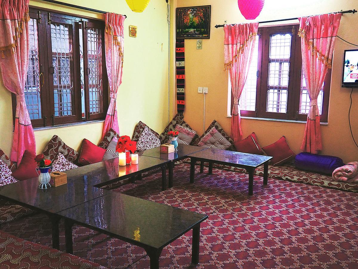 Aroma Tourist Hostel ポカラ エクステリア 写真