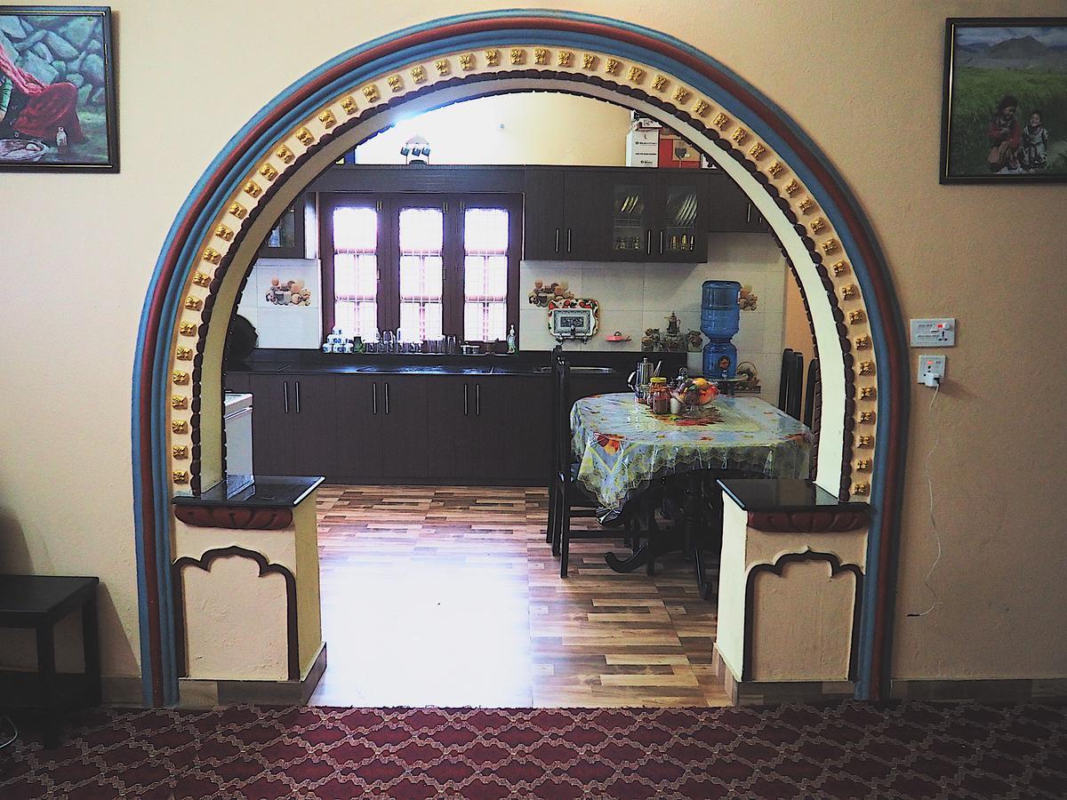 Aroma Tourist Hostel ポカラ エクステリア 写真