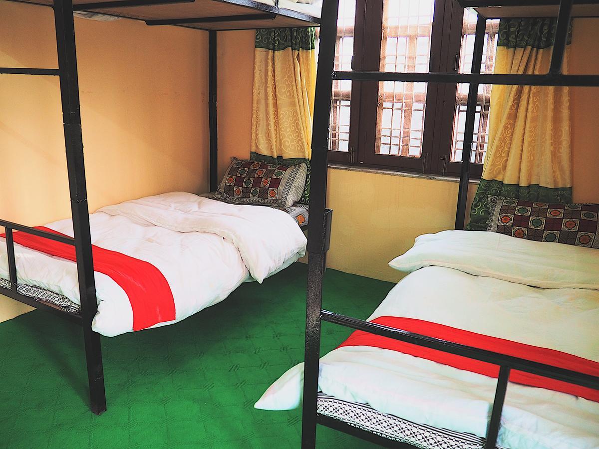 Aroma Tourist Hostel ポカラ エクステリア 写真