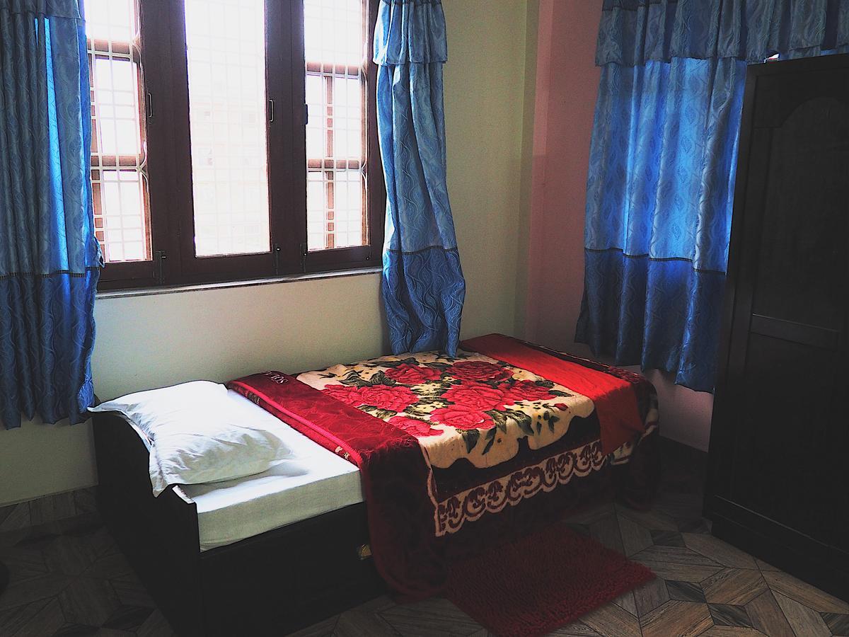 Aroma Tourist Hostel ポカラ エクステリア 写真