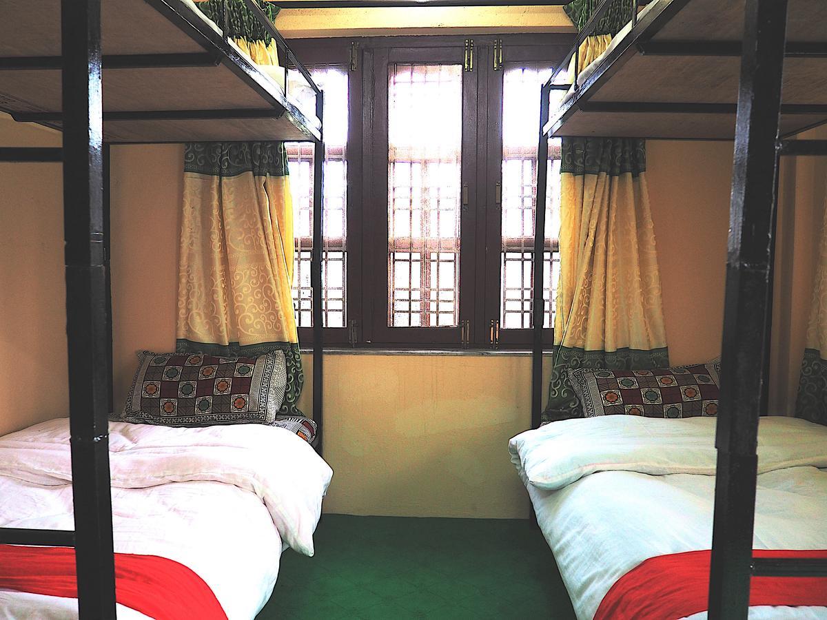 Aroma Tourist Hostel ポカラ エクステリア 写真