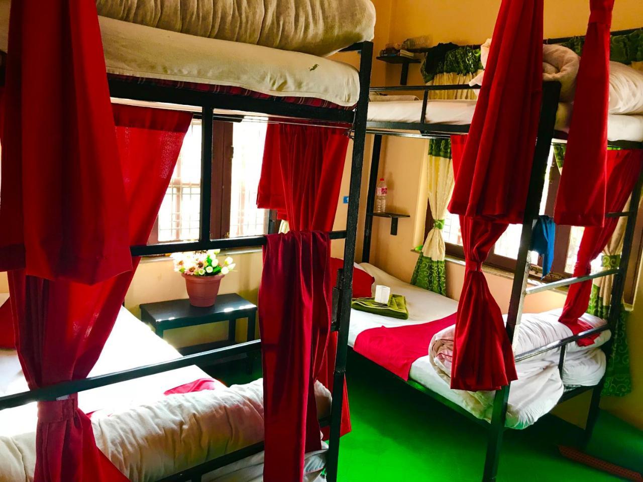 Aroma Tourist Hostel ポカラ エクステリア 写真