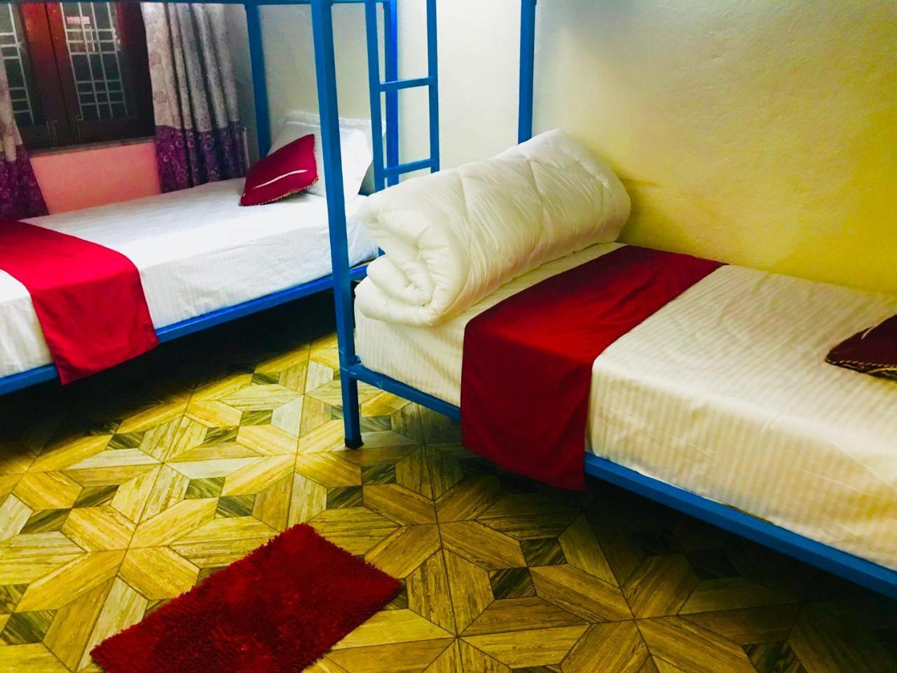 Aroma Tourist Hostel ポカラ エクステリア 写真