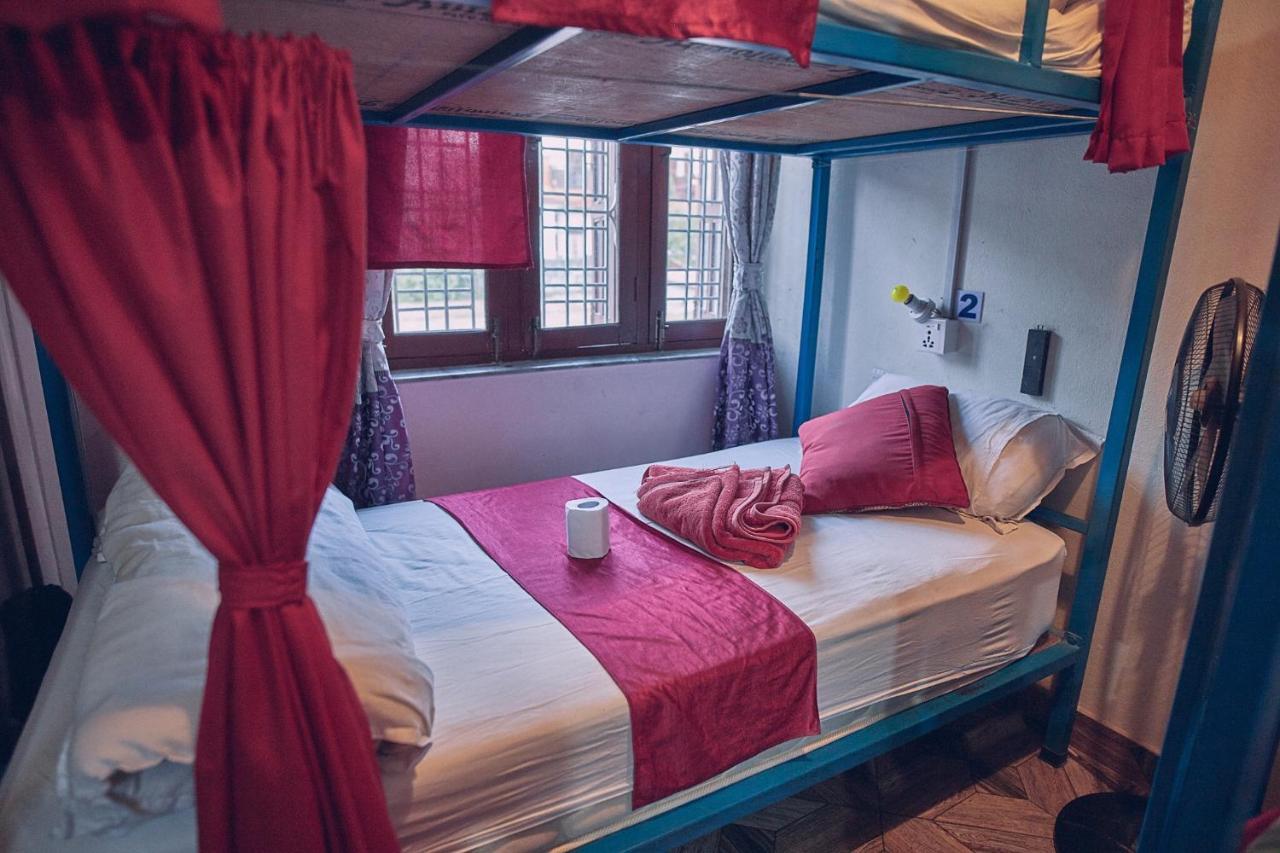 Aroma Tourist Hostel ポカラ エクステリア 写真