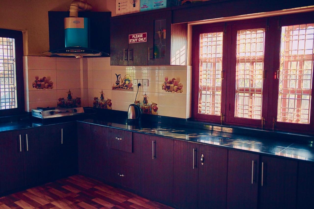 Aroma Tourist Hostel ポカラ エクステリア 写真