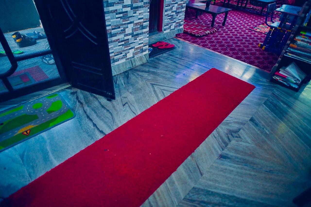 Aroma Tourist Hostel ポカラ エクステリア 写真