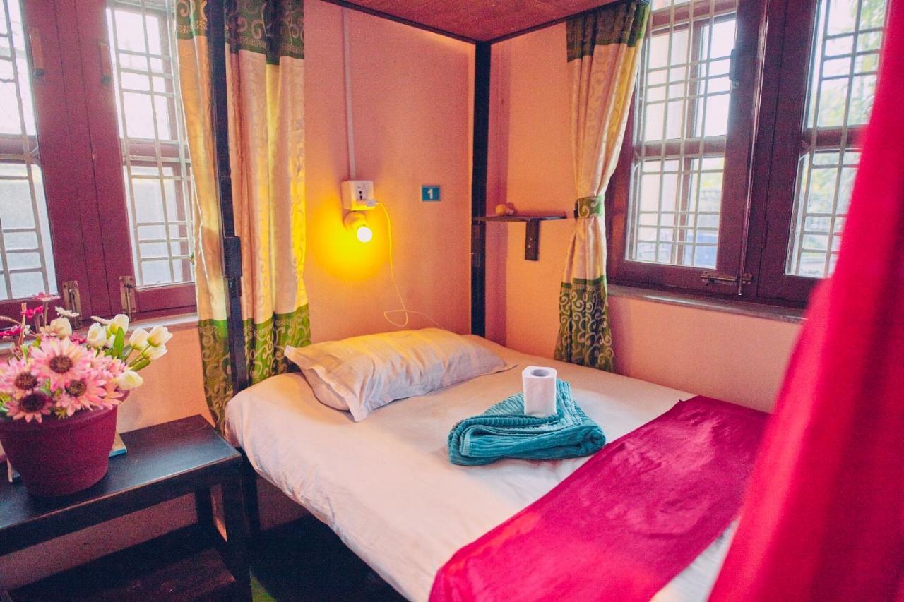Aroma Tourist Hostel ポカラ エクステリア 写真