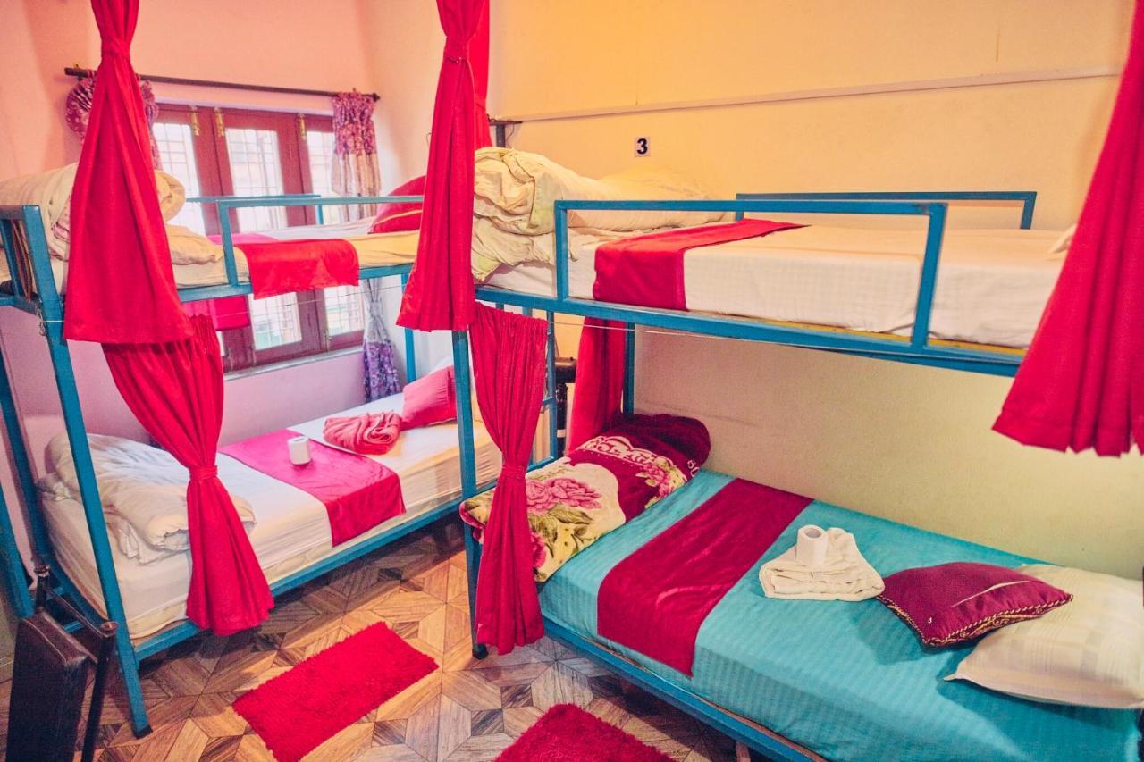 Aroma Tourist Hostel ポカラ エクステリア 写真